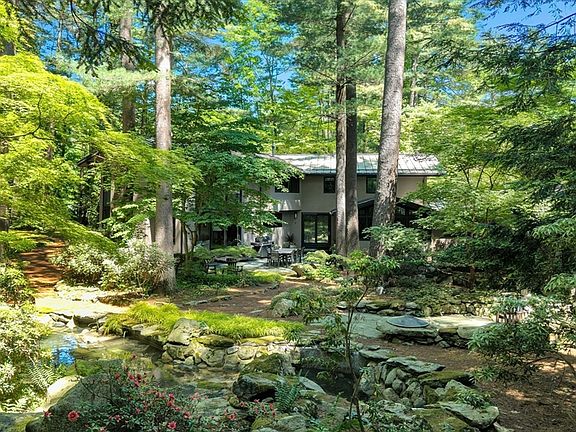 3rd image of 6 Baldwin Cir