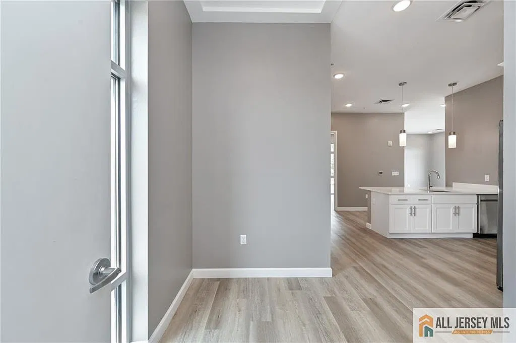 2 bed, 1.0 bath, $3,400 — Photo 3
