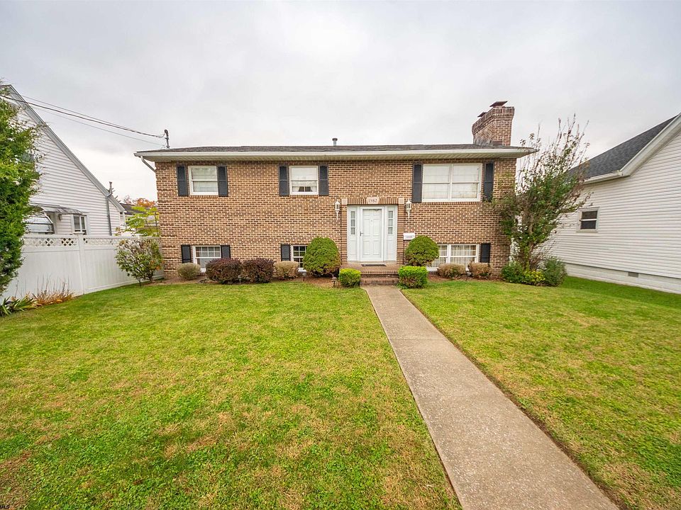 1st image of 1222 Stewart St