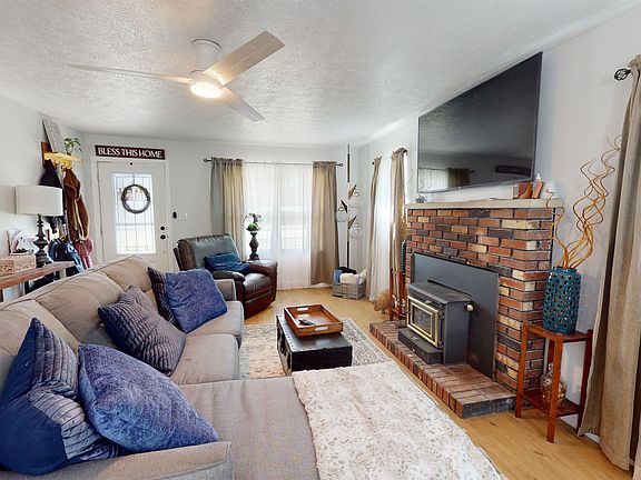 5th image of 898 Lee St