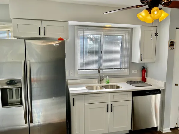 1500 Bridgedale Ct, Crystal Lake, IL 60014