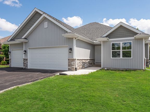 Floor plans may include optional upgrades. Prices vary by location. See Home Consultant for details.