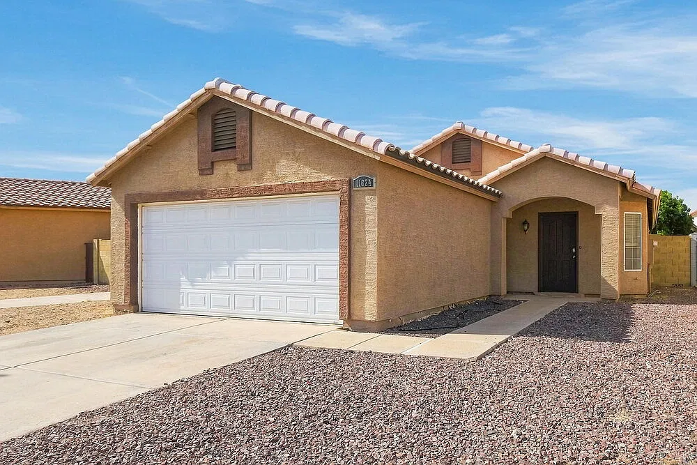 3 bed, 2.0 bath, 1221 sqft, $1,955 — Photo 3