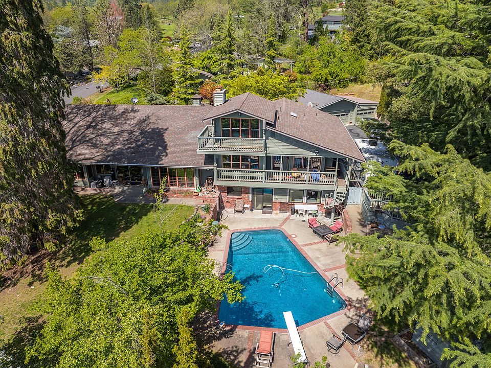 1st image of 240 NE Scenic Dr