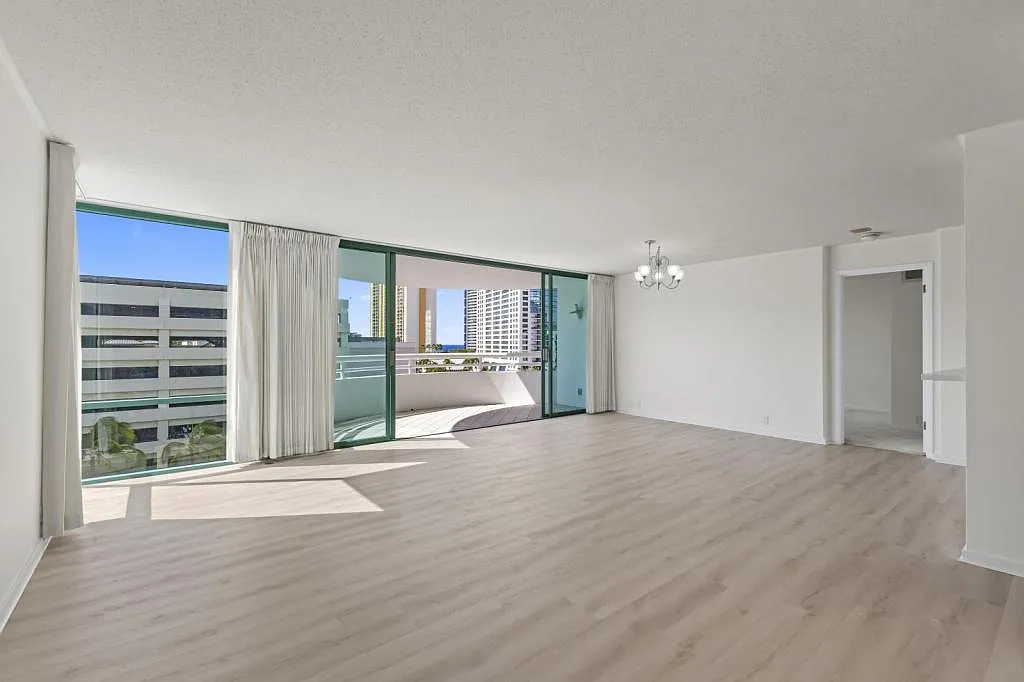 Building Photo - 1341 Kapiolani Blvd #10C