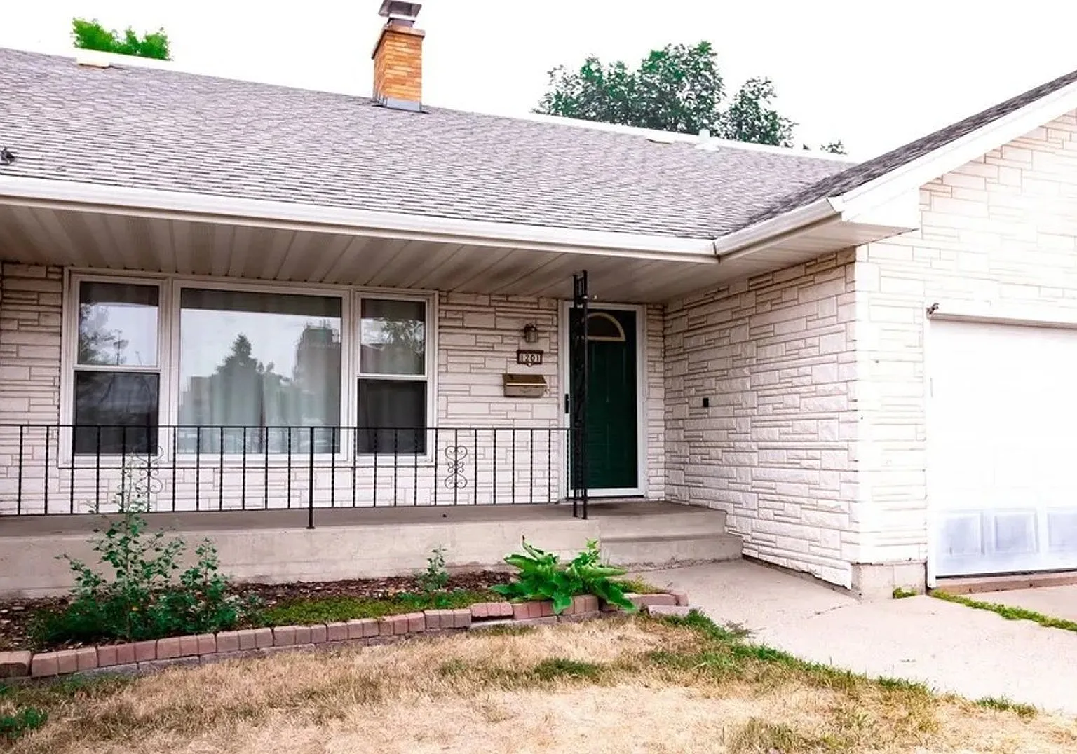 4 Bedroom 3 Bathroom - South Fargo - All Utilities Paid! — Photo 1