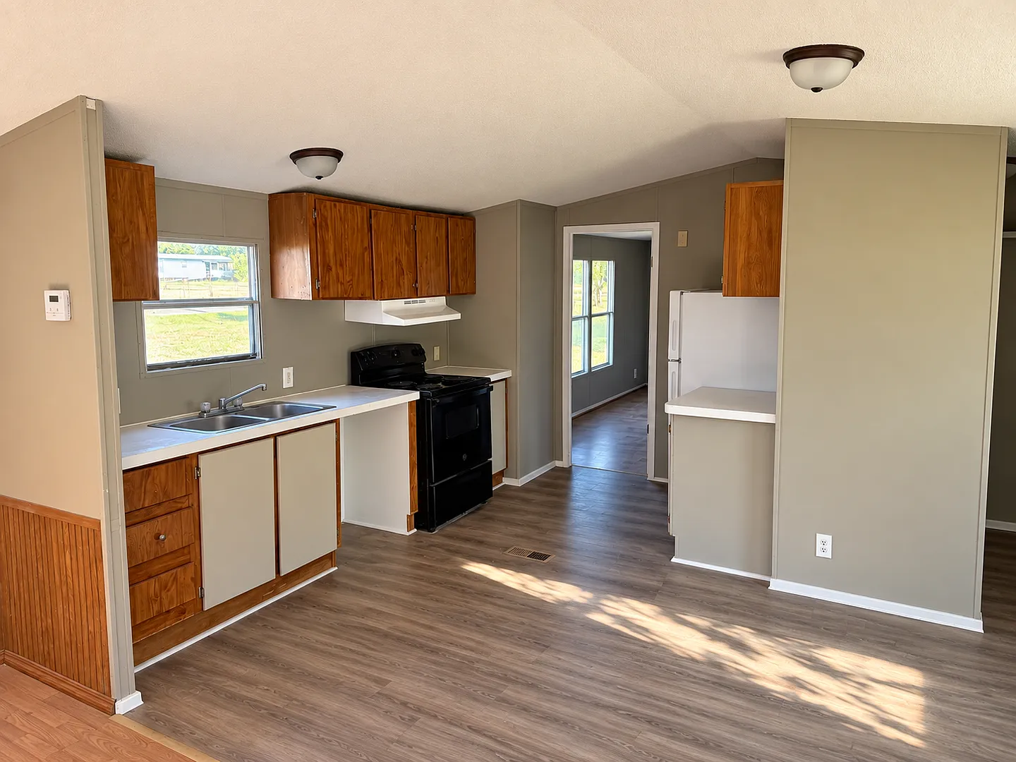 Country living with spacious front and backyard - 2beds/ 2bath available now — Photo 1