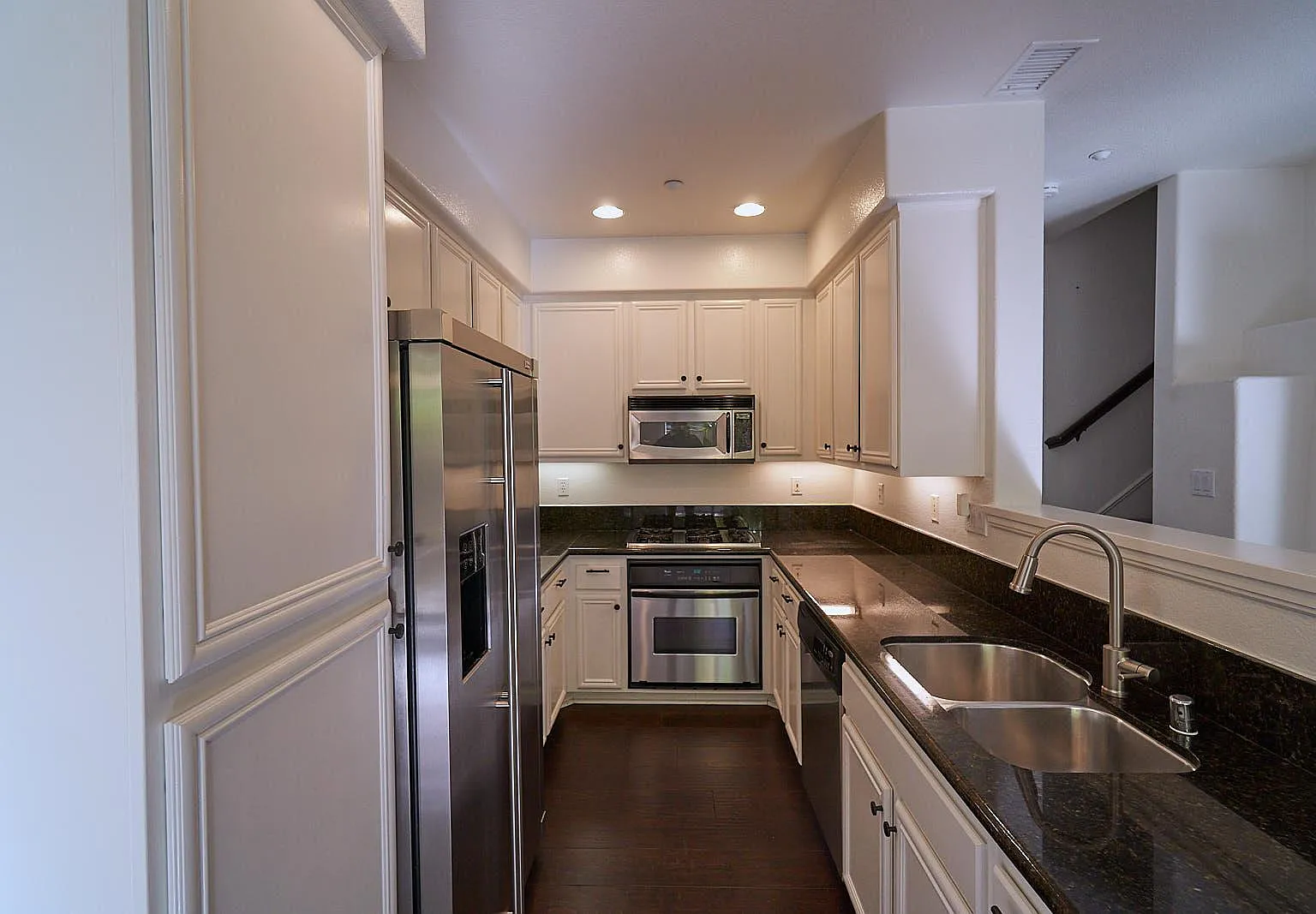 3 bed, 2.5 bath, 1410 sqft, $4,050 — Photo 4