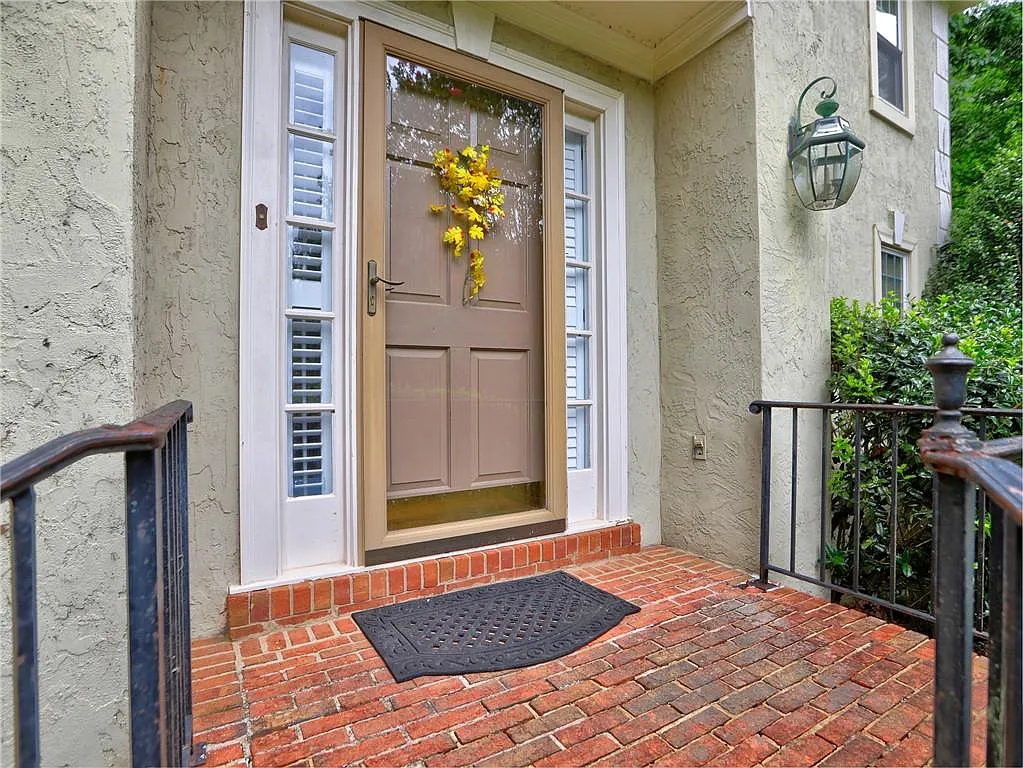 4 bed, 2.5 bath, 2890 sqft, $2,900 — Photo 3