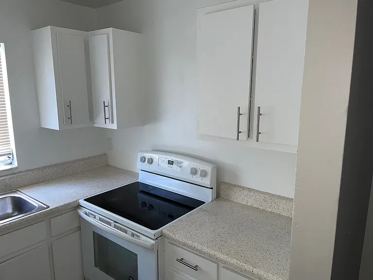2243 Euclid Ave — Photo 4