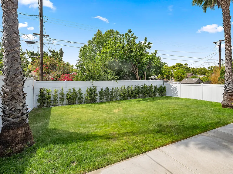 13516 Hamlin St — Photo 43