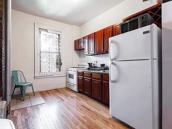 5th image of 763 Park Pl APT 4R