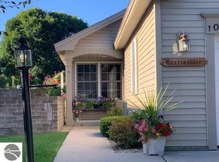 1065 Hemingway Ln, Traverse City, MI 49686