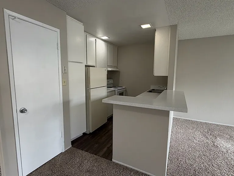 Sharis Apartments — Photo 10