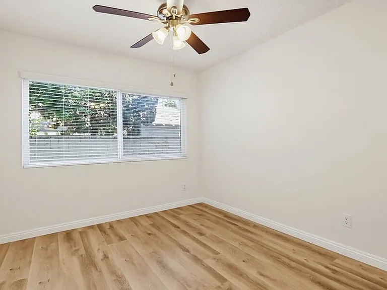 537 W Hyde Park Blvd — Photo 39