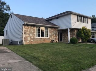 8705 Autumn Rd, Philadelphia, PA 19115