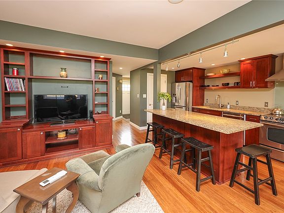 3rd image of 9 Golfside Cir