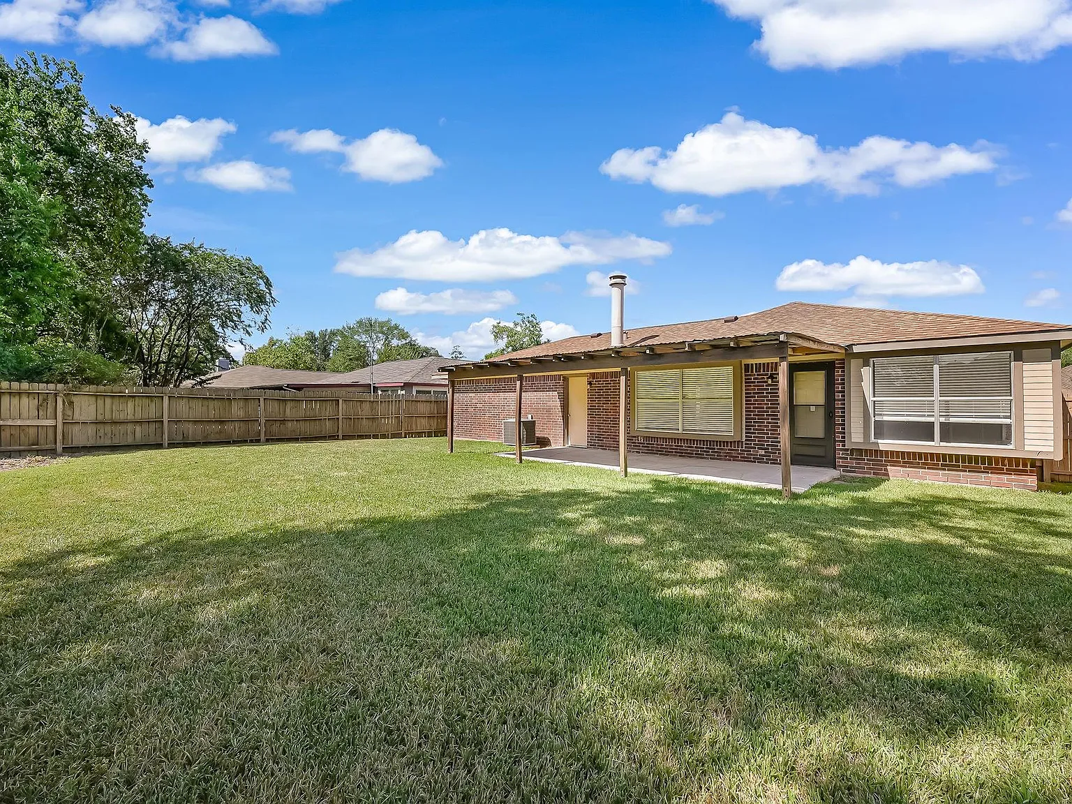 3 bed, 2.0 bath, 1167 sqft, $1,900 — Photo 2