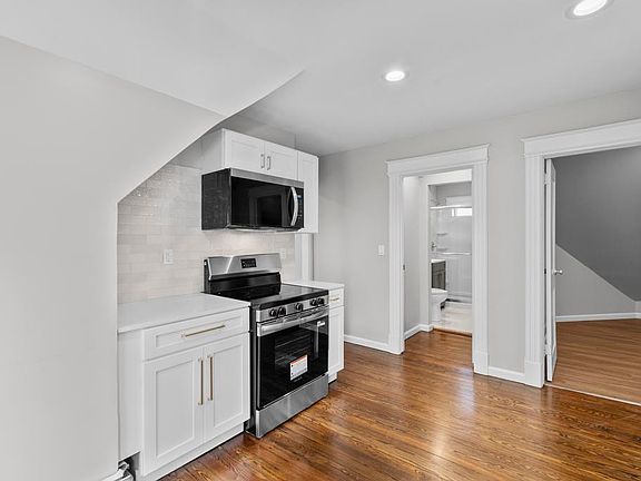 3rd image of 206 Quaker Ln S #3