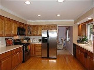 2nd image of 1402 Castlewood Dr