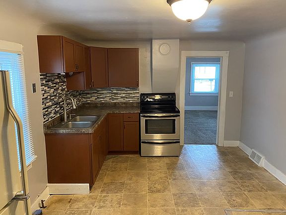 3rd image of 1813 W 10th St