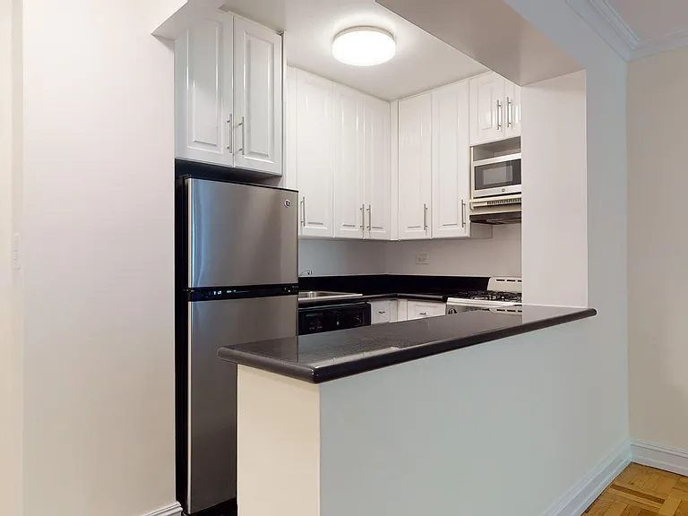 305 W 13th St #1C — Photo 5