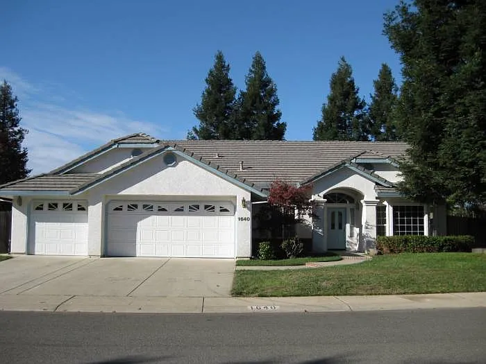 1640 Williamsburg Dr photo 1