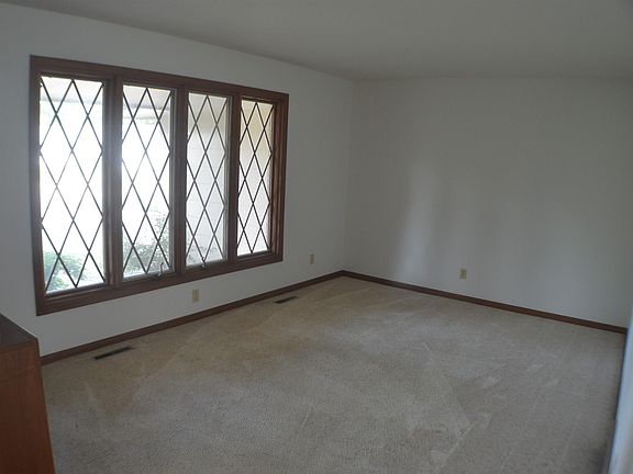 3rd image of 4528 Wellington Ave