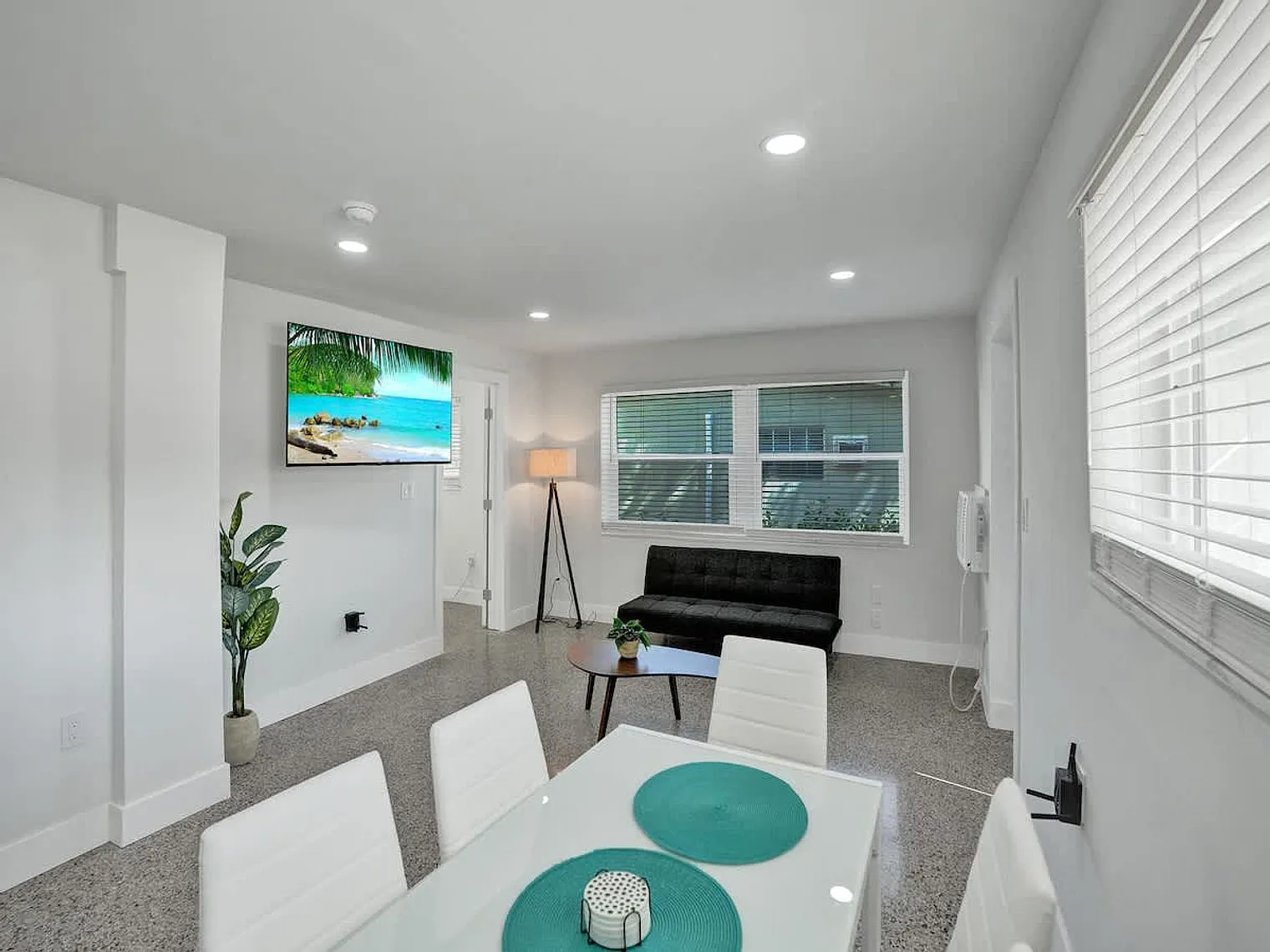 2 bed, 1.0 bath, 796 sqft, $3,104 — Photo 2