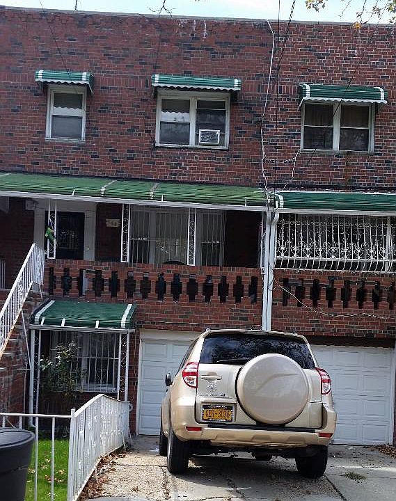 2nd image of 740 E 91st St