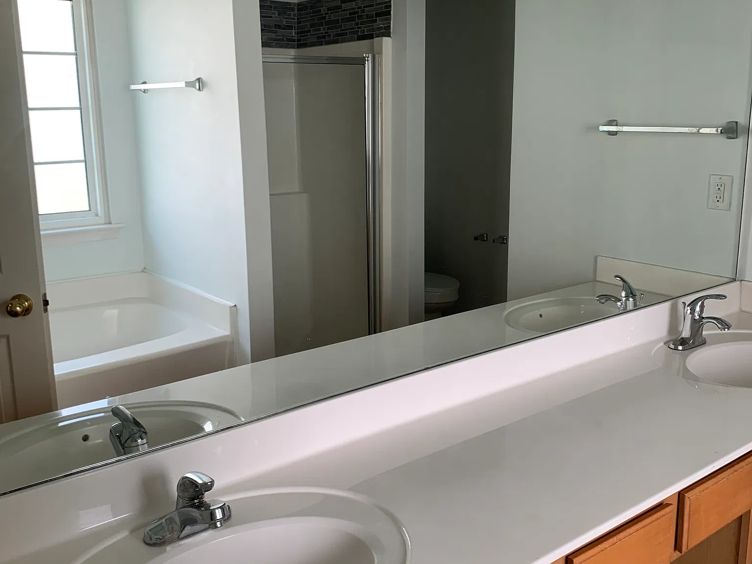 3 bed, 2036 sqft, $2,395 — Photo 2