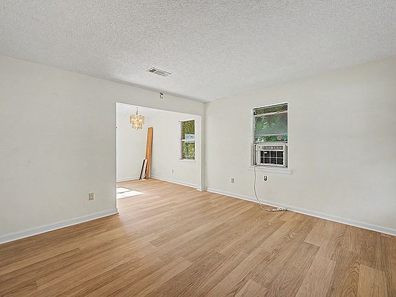 3rd image of 2811 Newcastle Ln