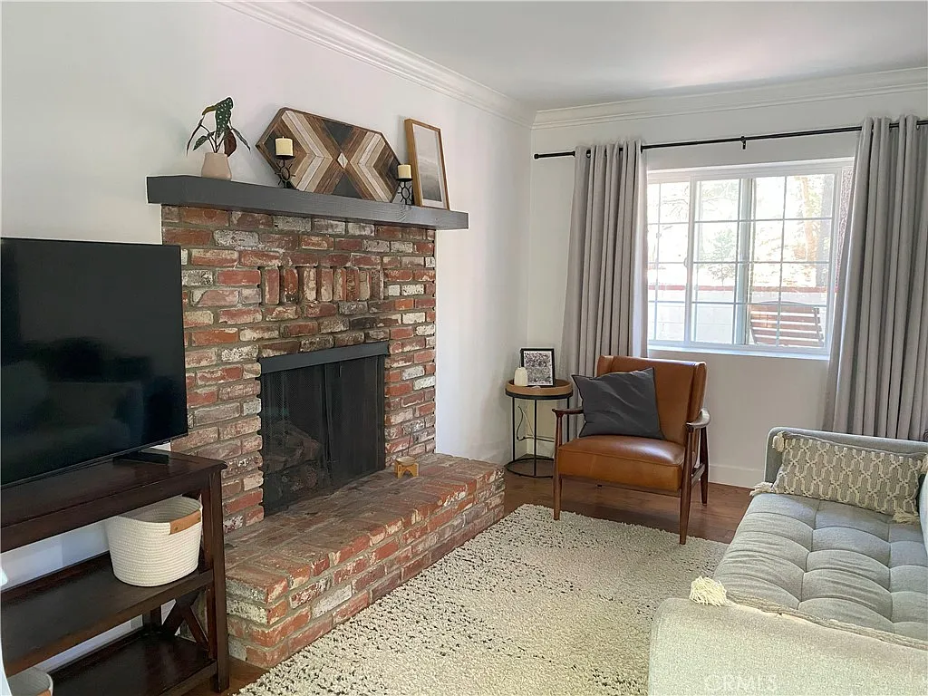 2 bed, 1.5 bath, 896 sqft, $2,100 — Photo 3