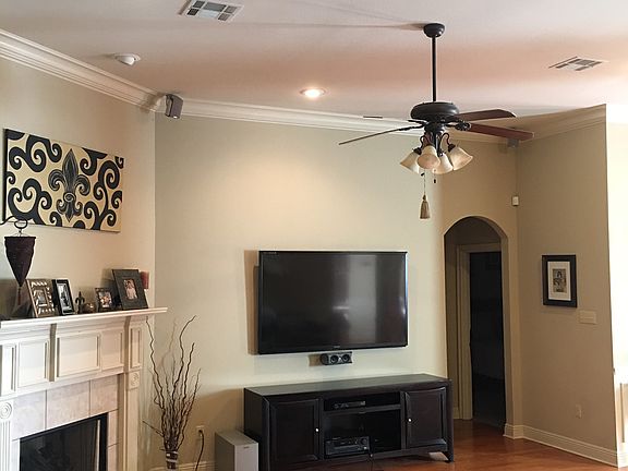 Living room- Gas fireplace