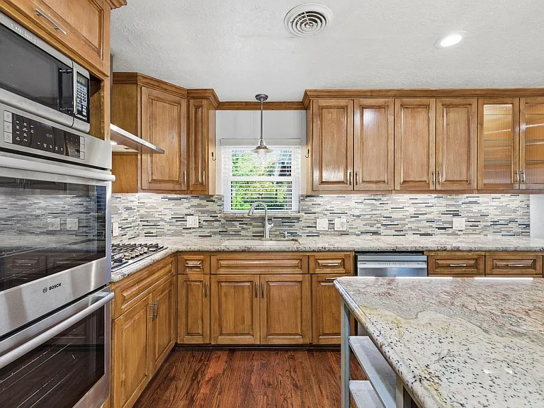 1320 Woodvine Dr — Photo 6