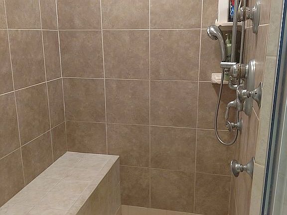 2showerheads,4 Jets and handheldsprayer