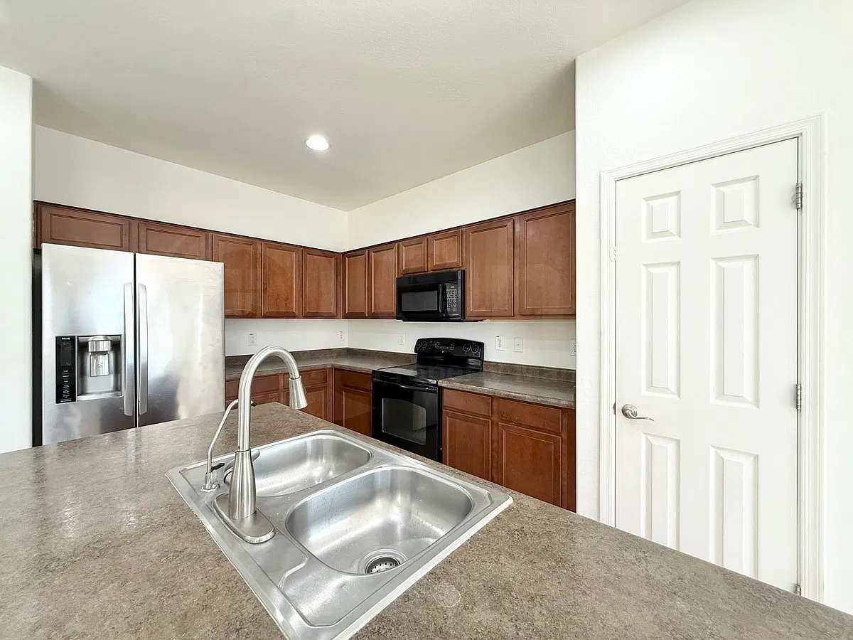4 bed, 3.0 bath, 1861 sqft, $2,250 — Photo 3