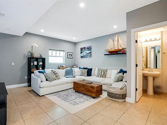 4th image of 701 SE 16th Street #2