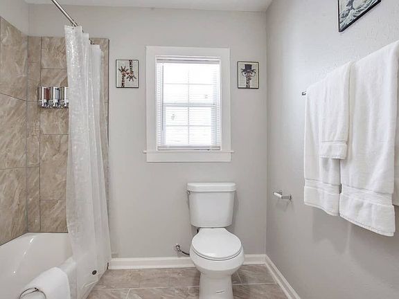 2nd image of 1023 W Woodlawn Ave #4
