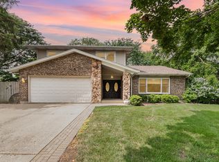 5 Swan Cir, Bolingbrook, IL 60440