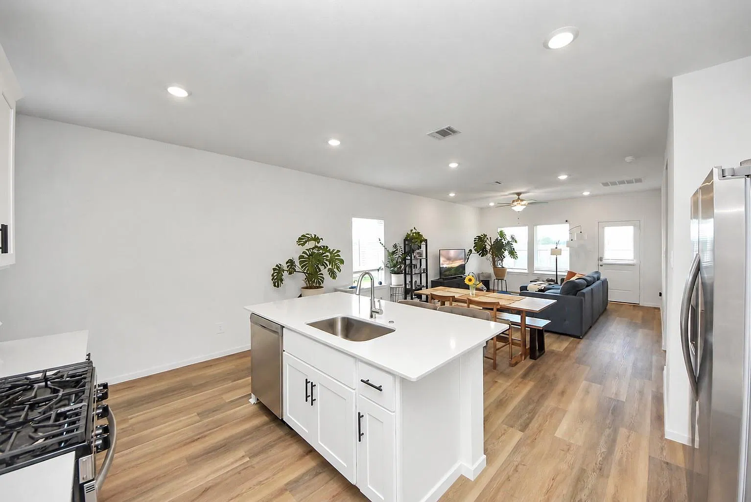 4 bed, 2.5 bath, 2142 sqft, $2,600 — Photo 3