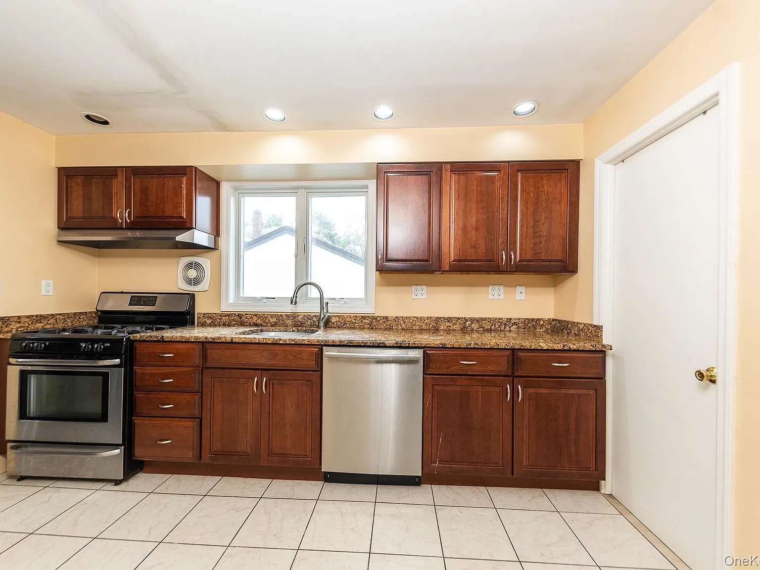 2 bed, 1.0 bath, 1300 sqft, $3,200 — Photo 2