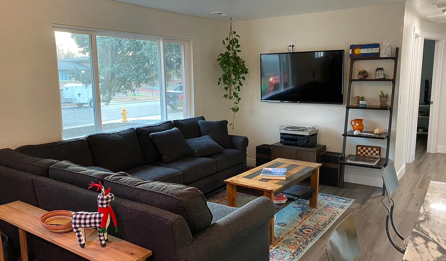 3 bed, 900 sqft, $2,400 — Photo 3