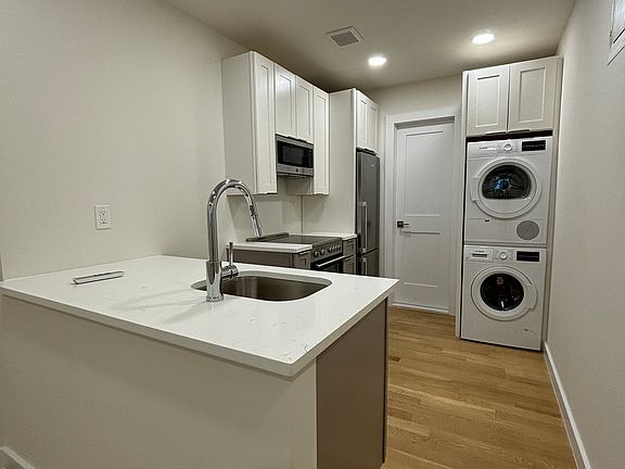 5th image of 239 E 77th St APT 1B
