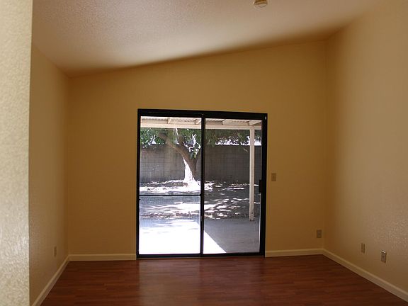 5th image of 748 Meadowhawk Dr