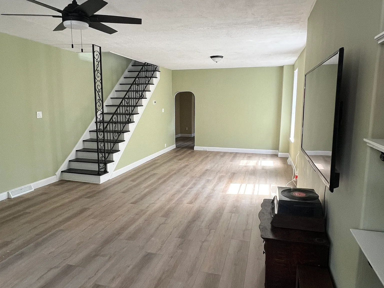 4 bed, 1.5 bath, 2000 sqft, $2,595 — Photo 4