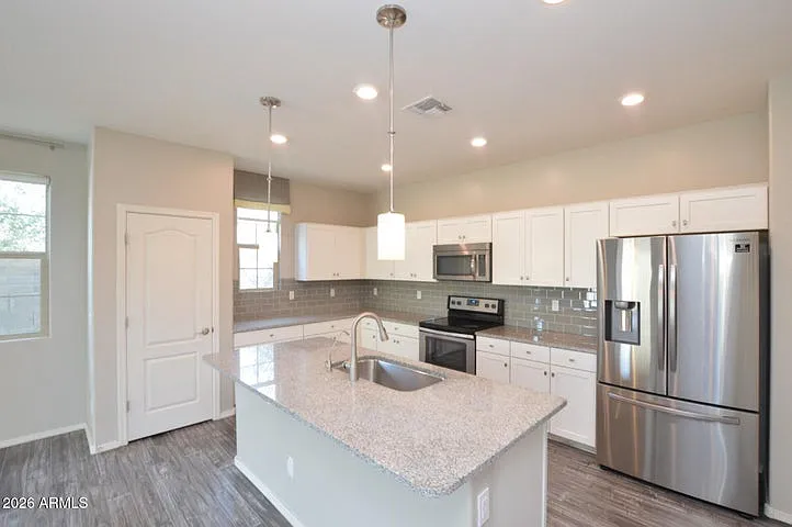 3 bed, 1945 sqft, $2,545 — Photo 3