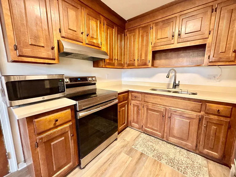 530 Louisa St — Photo 3