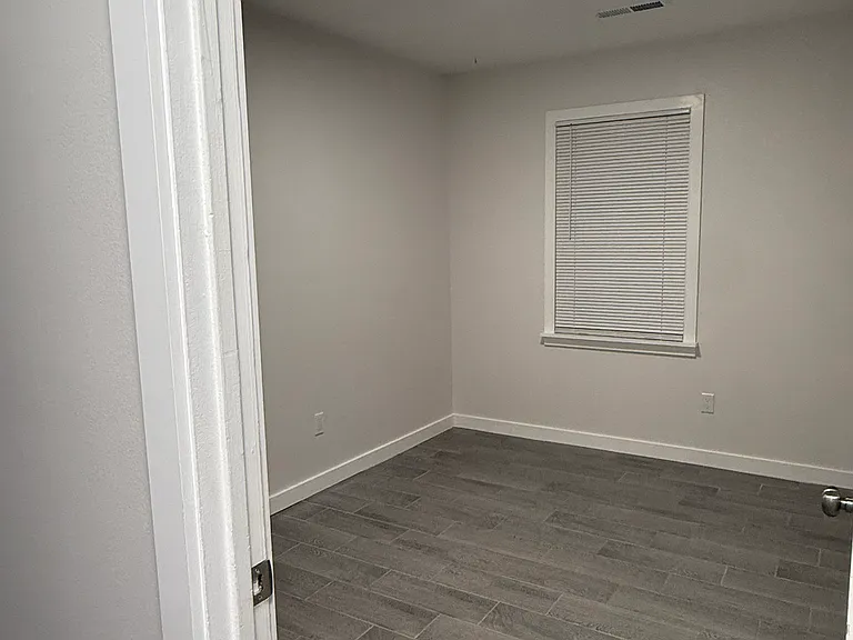 208 Chatham Ct — Photo 10