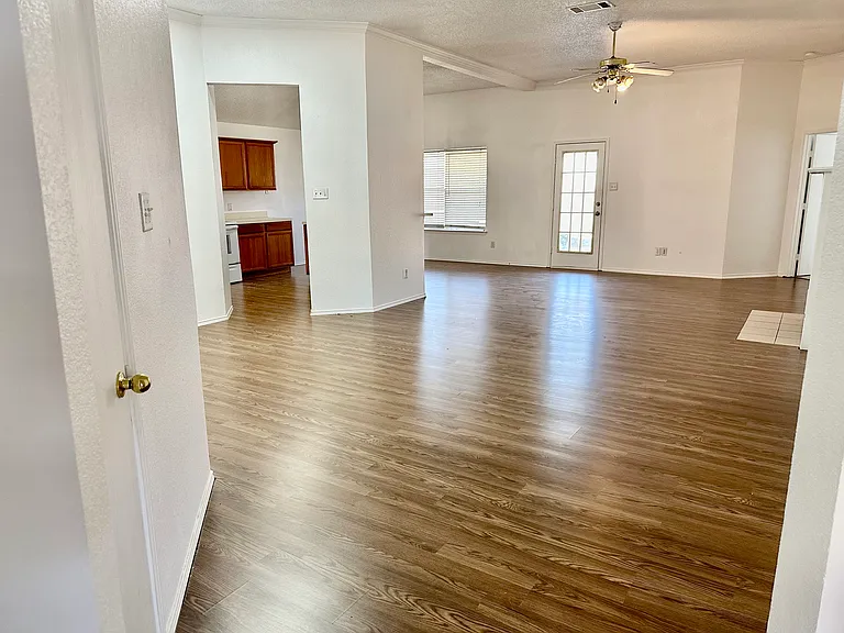 209 Rock Hill Dr — Photo 3